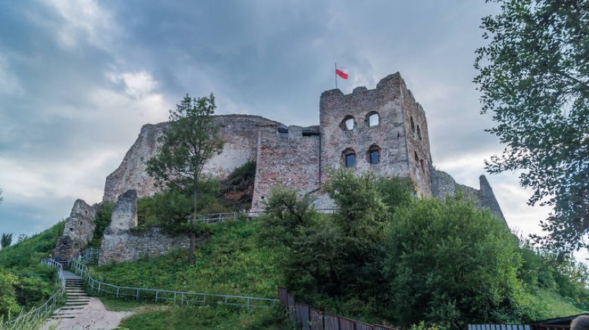 Ruiny gotyckiego zamku z XIV wieku, położone na wzgórzu nad...