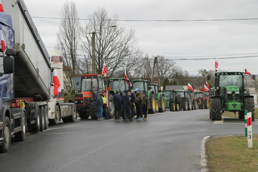 Kilkudziesięciu rolników protestuje blokując m.in. drogę...