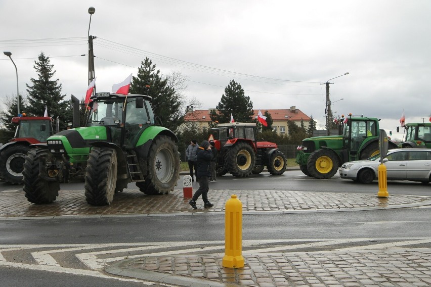 Kilkudziesięciu rolników protestuje blokując m.in. drogę...