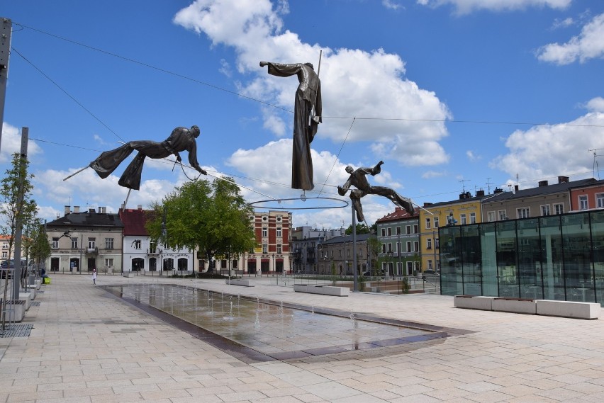 Stary Rynek w Częstochowie jest piękny... ale martwy. Okoliczne lokale są zamknięte. Zobacz ZDJĘCIA