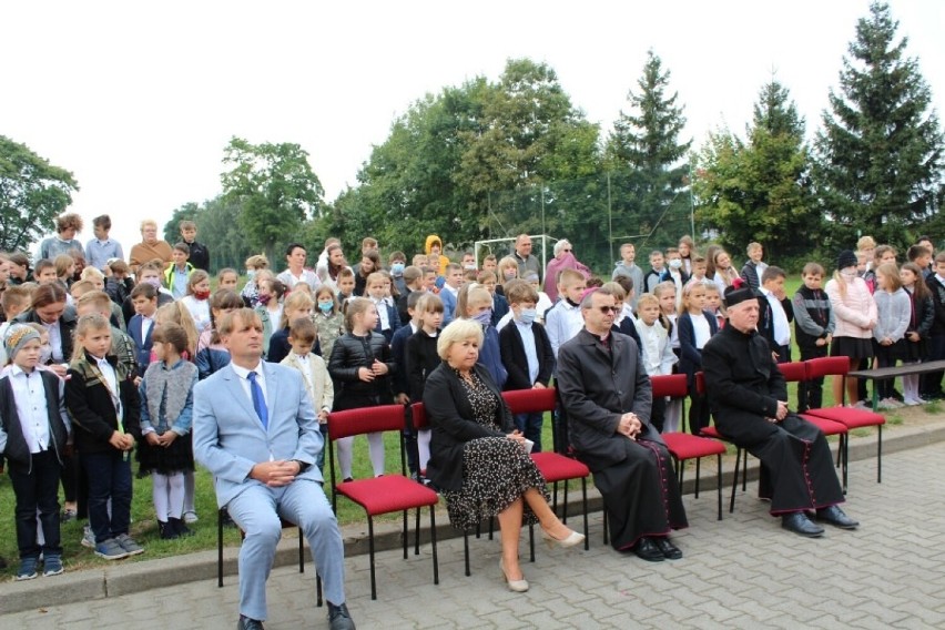 Biskup kaliski z wizytą w szkole w Czerminie