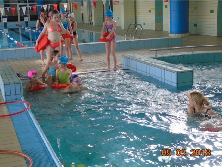 Uczniowie wezmą udział w 20 lekcjach nauki pływania. Po...