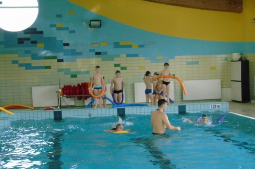 Uczniowie wezmą udział w 20 lekcjach nauki pływania. Po...