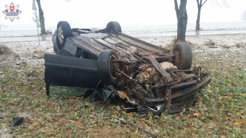 22-latek stracił panowanie nad samochodem i dachował