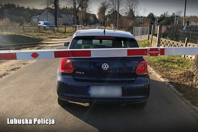 81-letni kierujący wjechał na przejazd kolejowy mimo zamkniętych rogatek.