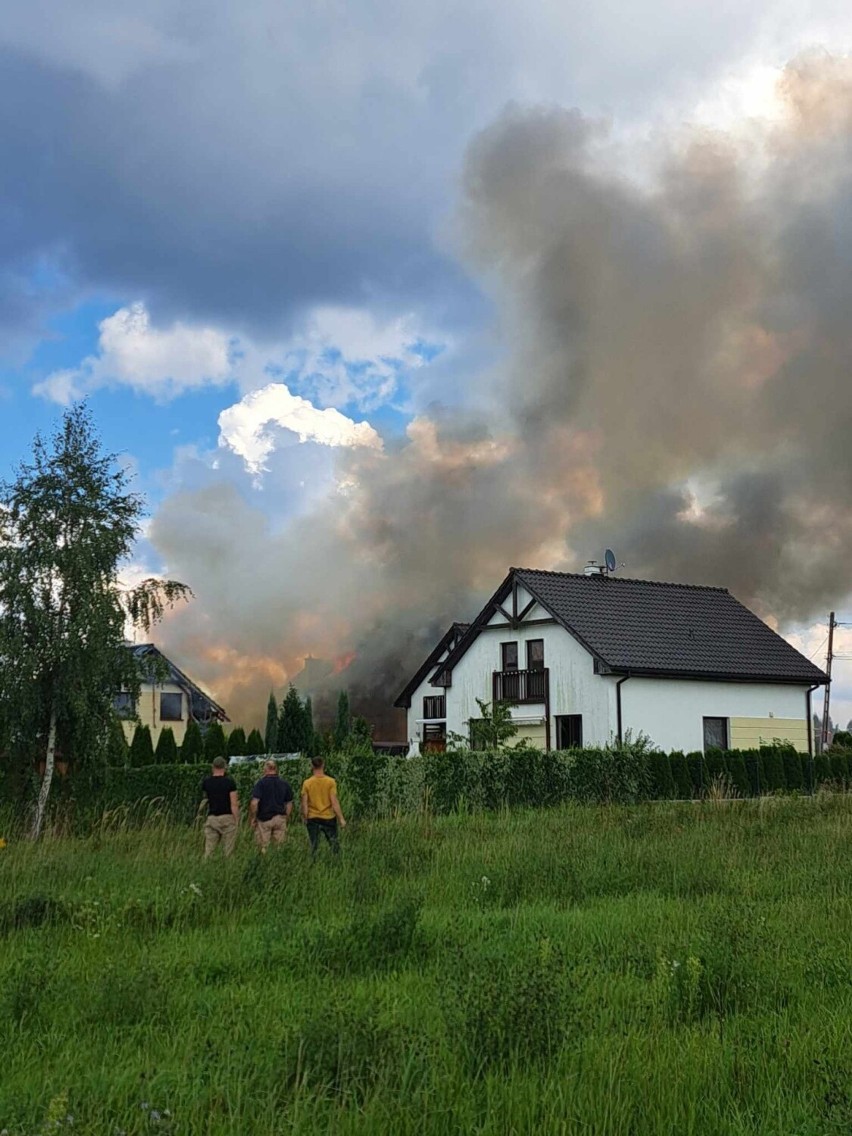 Pożar budynków w Sośnicowicach na ul. Granicznej. Na miejscu straż pożarna