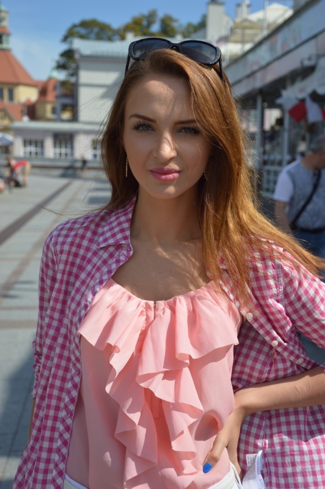 Dominika, 21 lat, przyszła studentka medycyny

- Prostą stlizację przełamuje różowa bluzka z falbankami. Dzięki niej look jest ciekawszy! W dodatku widzę, prześlicznie pomalowane paznokcie - podkreśla Sandra Styczyńska

Modni w Trójmieście