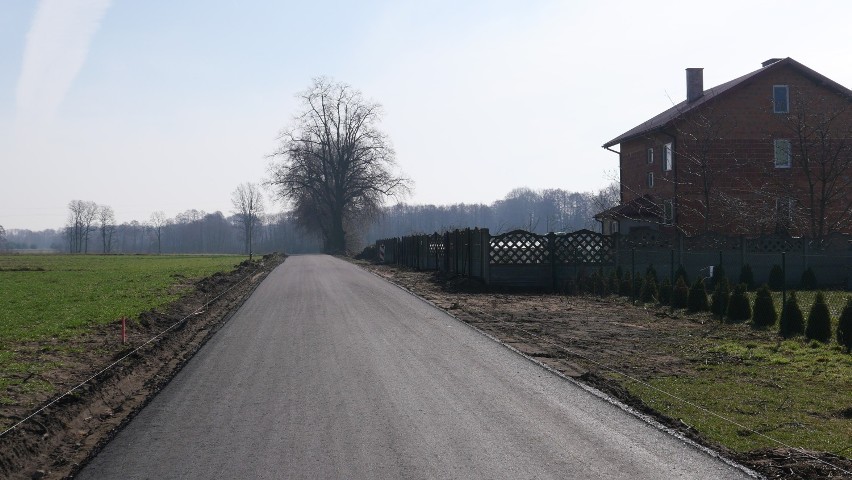 Drogowa inwestycja w gminie Poddębice na półmetku. Nowy asfalt na odcinku z Golic do Małego (fot)