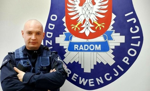 Starszy posterunkowy Karol Kisiel z Oddziału Prewencji Policji w Radomiu.