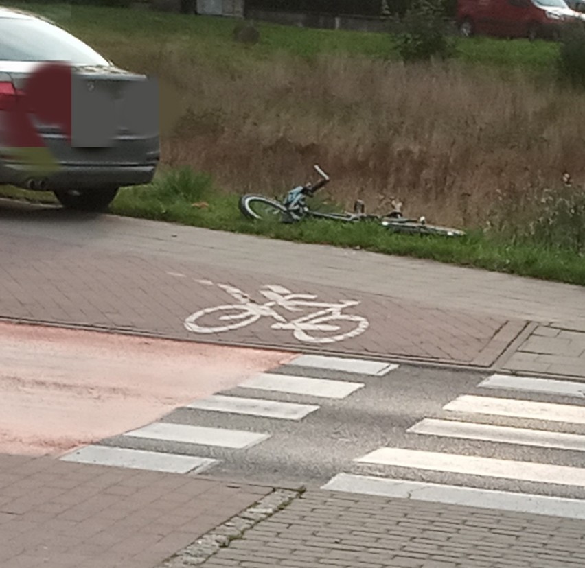 Rowerzysta wjechał na jezdnię pod prąd. Potrącił go samochód [ZDJĘCIA]