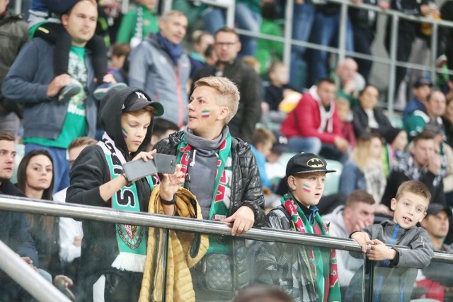 Śląsk Wrocław - Zagłębie Lubin 4:4 (EKSTRAKLASA 21.09.2019 ZDJĘCIA KIBICÓW)

Kolejny mecz w tym sezonie zgromadził tłumy na Stadionie Wrocław. Derby Dolnego Śląska oglądało ponad 20 tys. ludzi w tym spora grupa kibiców z Lubina. Podział punktów pewnie nie satysfakcjonuje samych piłkarzy, ale wszyscy fani byli zachwyceni widowiskiem. BYŁEŚ NA MECZU? ZNAJDŹ SIĘ NA ZDJĘCIACH!

WAŻNE - DO KOLEJNYCH ZDJĘĆ MOŻNA PRZEJŚĆ ZA POMOCĄ GESTÓW LUB STRZAŁEK