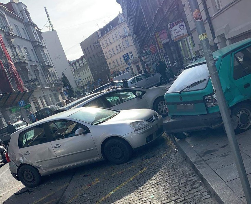 Pijany kierowca staranował osiem aut w centrum Katowic! Miał ponad dwa promile... ZDJĘCIA