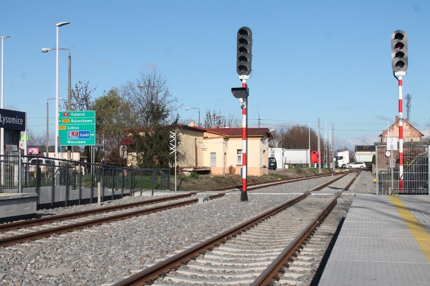 Dawny budynek stacyjny znalazł się poza peronem.