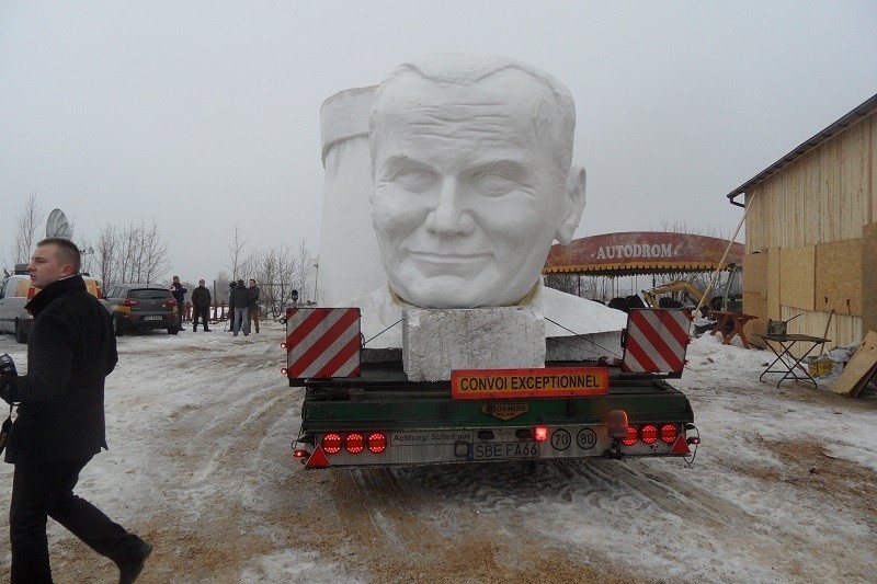 Częstochowa: Statua Jana Pawła II już kompletna. Montaż zacznie się już dzisiaj! [ZDJĘCIA i WIDEO]