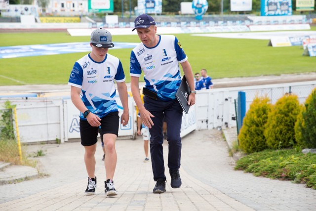 Menedżer "Jaskółek" Tomasz Proszowski (z prawej) i junior  Mateusz Cierniak mieli spory udział w zwycięstwie Unii Tarnów w Gdańsku