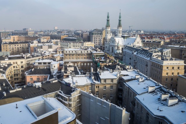 Na dzień 30 czerwca 2016 roku liczba ludności w Warszawie wynosiła 1 748 916 osób. Z całej tej liczby kobiety stanowią 54,1%, czyli 945 947 kobiet.

Ludność poniżej 25 lat stanowiła 22,3% ogółu, a w wieku 65 lat i więcej – 19,2%.

Warszawa zantowała też dodatni przyrost naturalny na 1000 osób - wyniósł 1,10.

Źródło: Warszawski Urząd Statystyczny