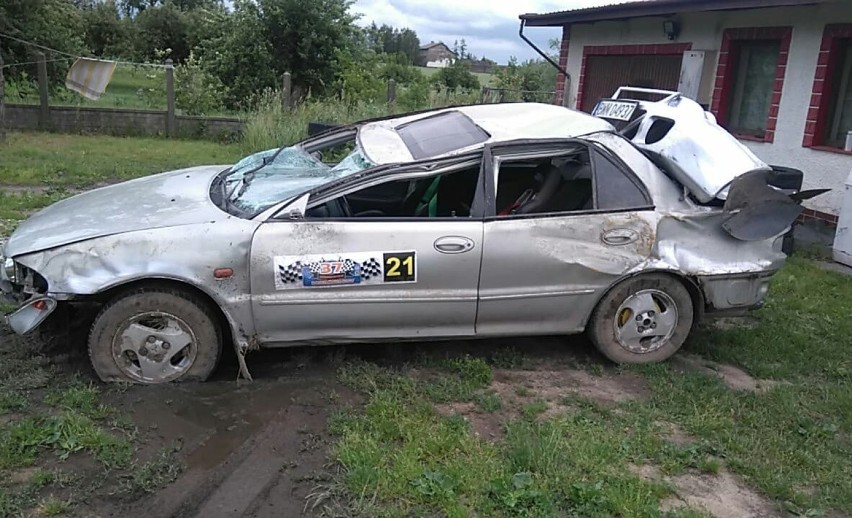 Groźny wypadek w Wolęcinie w powiecie lipnowskim. Kierowca jechał rajdowym samochodem swojego kolegi [zdjęcia]