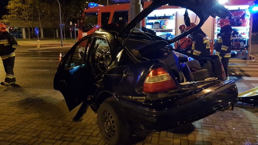 Wypadek na Włókniarzy w Łodzi. Samochód osobowy rozbity na słupie [ZDJĘCIA, FILM]