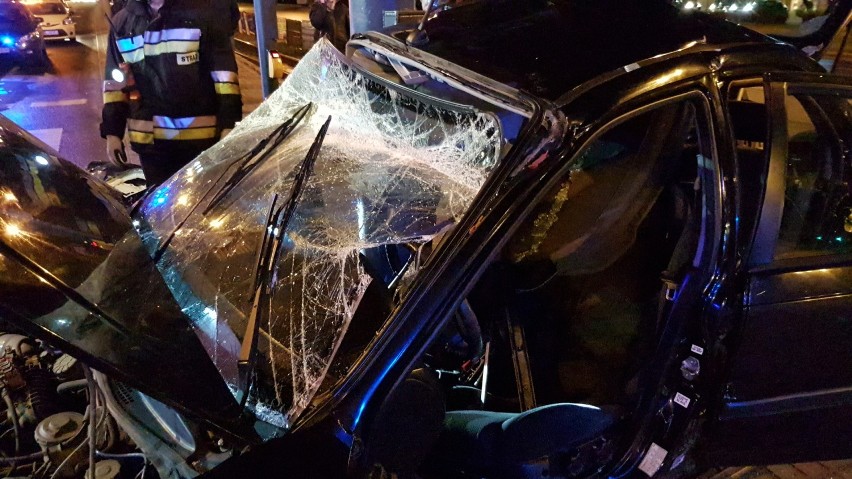 Wypadek na Włókniarzy w Łodzi. Samochód osobowy rozbity na słupie [ZDJĘCIA, FILM]