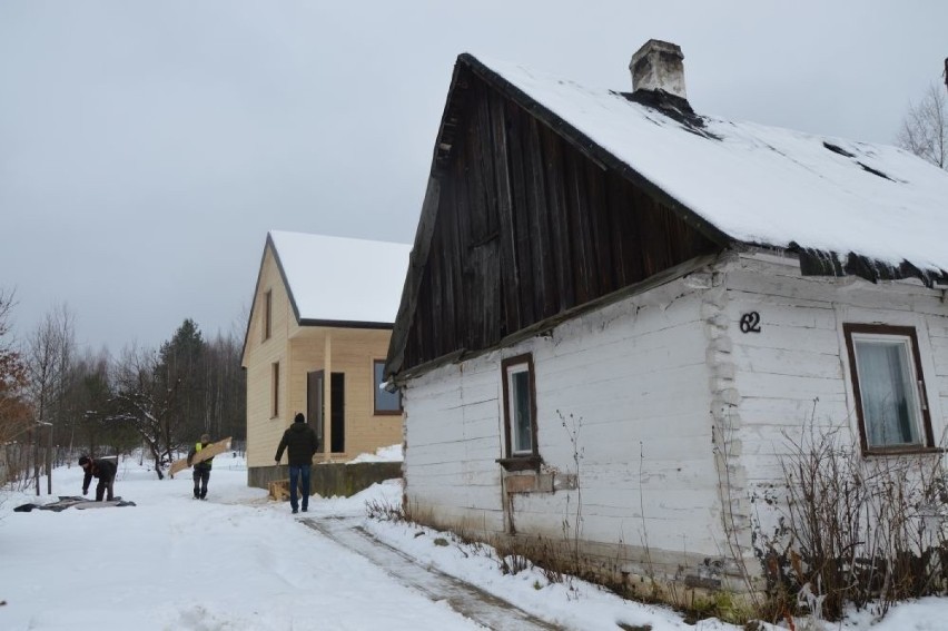 Nowy dom prawie gotowy. Pani Agnieszka Świat z gminy Bliżyn i jej córka dostaną go w prezencie [ZDJĘCIA] 