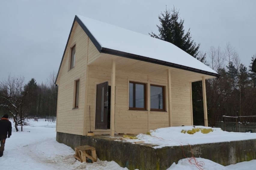 Nowy dom prawie gotowy. Pani Agnieszka Świat z gminy Bliżyn i jej córka dostaną go w prezencie [ZDJĘCIA] 