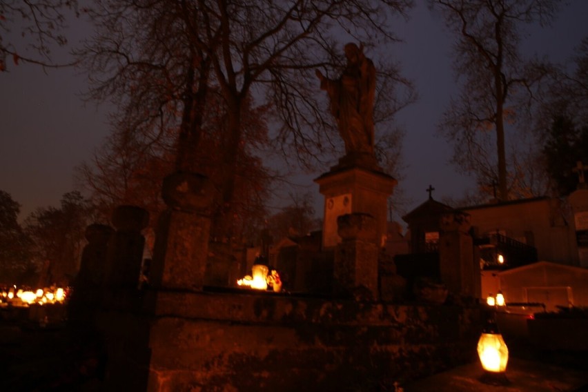 1 Listopada. Dzień Wszystkich Świętych. Tysiące zniczy na cmentarzu przy ul. Kolskiej w Koninie – zobacz, jak wygląda nocą