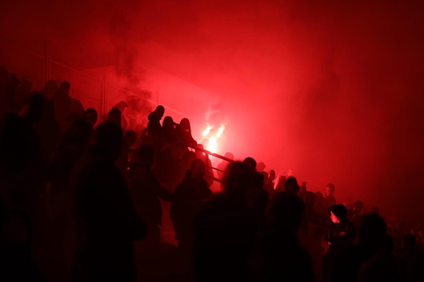 Zobacz kolejne zdjęcia. Przesuwaj zdjęcia w prawo - naciśnij...