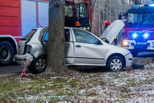 Niedaleko Kostrzyna nad Odrą kierowca osobowego auta wpadł w poślizg i uderzył w drzewo.