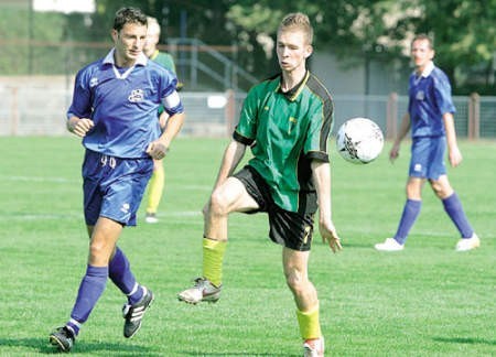 Kapitan Carbo Gliwice, Adam Międzik (pierwszy z lewej) chce wraz z kolegami z drużyny wrócić do IV ligi.