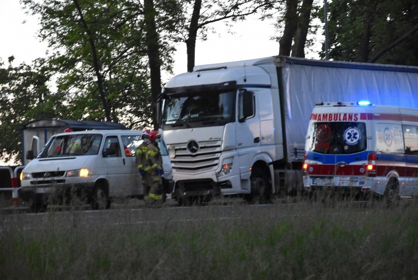 Zderzenie busa i ciężarówki w Ptaszkowie. Trzy osoby trafiły do szpitala 