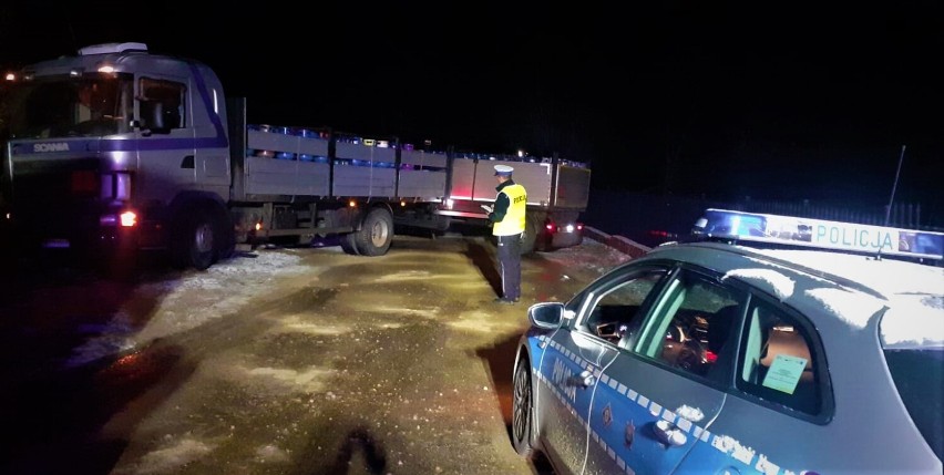 Ciężarówka załadowana butlami z gazem wjechała w ogrodzenie w Mądrzechowie. Kierowca dostał mandat