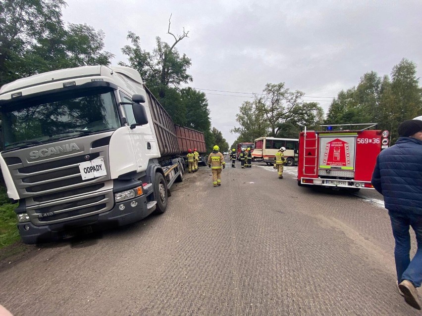 Wypadek autobusu z dziećmi w powiecie wieruszowskim. W pojazd z uczniami i przedszkolakami uderzyła ciężarówka 