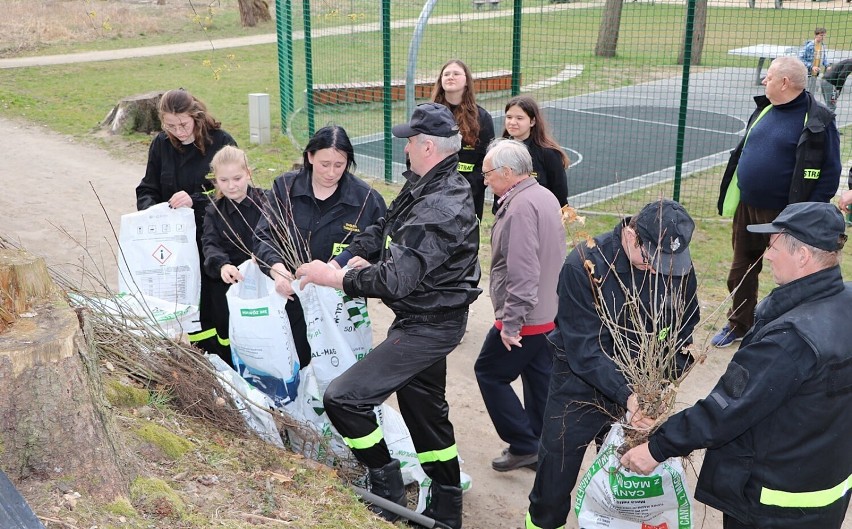 Powstał Skwer Ukraiński w Wyrzysku. Posadzono sto drzew! [ZOBACZ ZDJĘCIA]