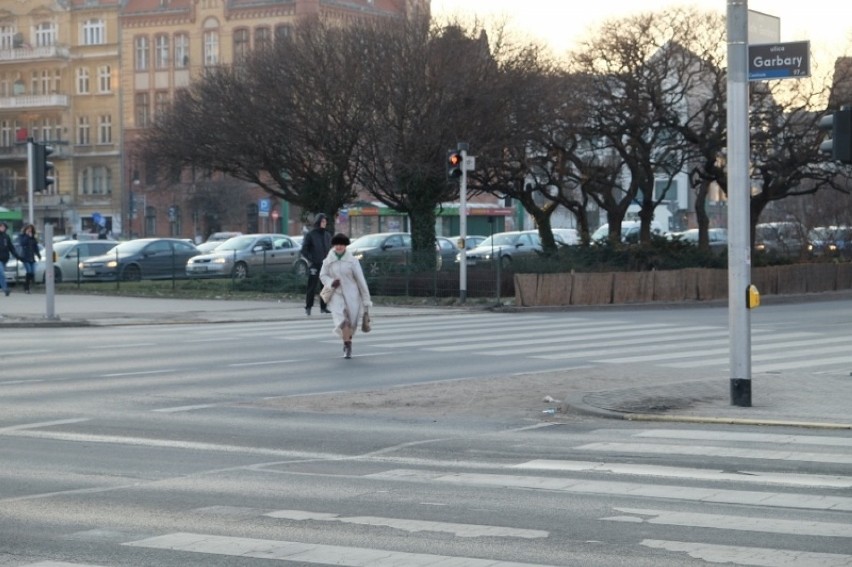 Przesiadka z tramwaju w autobus i przejście przez pasy na...