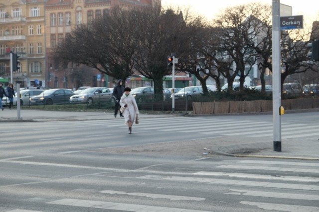 Przesiadka z tramwaju w autobus i przejście przez pasy na Garbarach zajmuje dziś nawet do 7 minut. Radni i pracownicy ZDM chcą to zmienić.