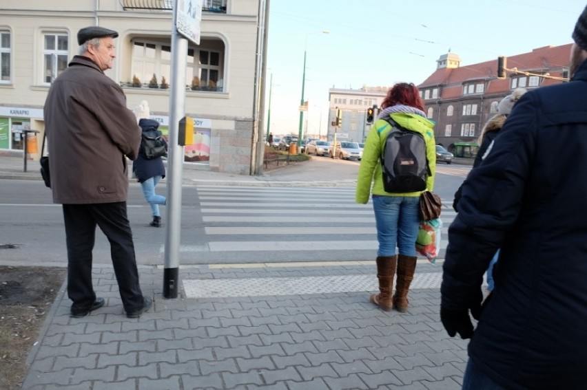 Przesiadka z tramwaju w autobus i przejście przez pasy na...