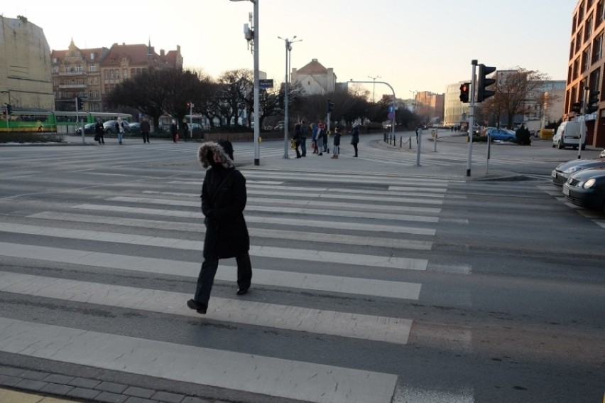 Przesiadka z tramwaju w autobus i przejście przez pasy na...