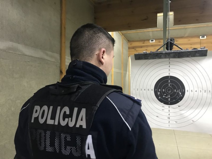 Ćwiczenia strzeleckie policjantów