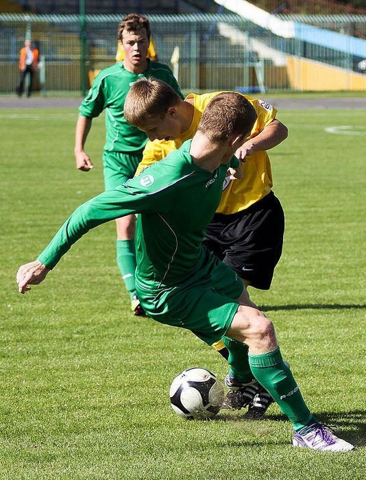 Piłkarze Rominty próbują powstrzymać 17-letniego Patryka...