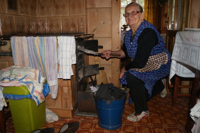 Maria Gawlak Curuś ogrzewa swój dom węglem. - Bo to jest najtańsze paliwo - mówi