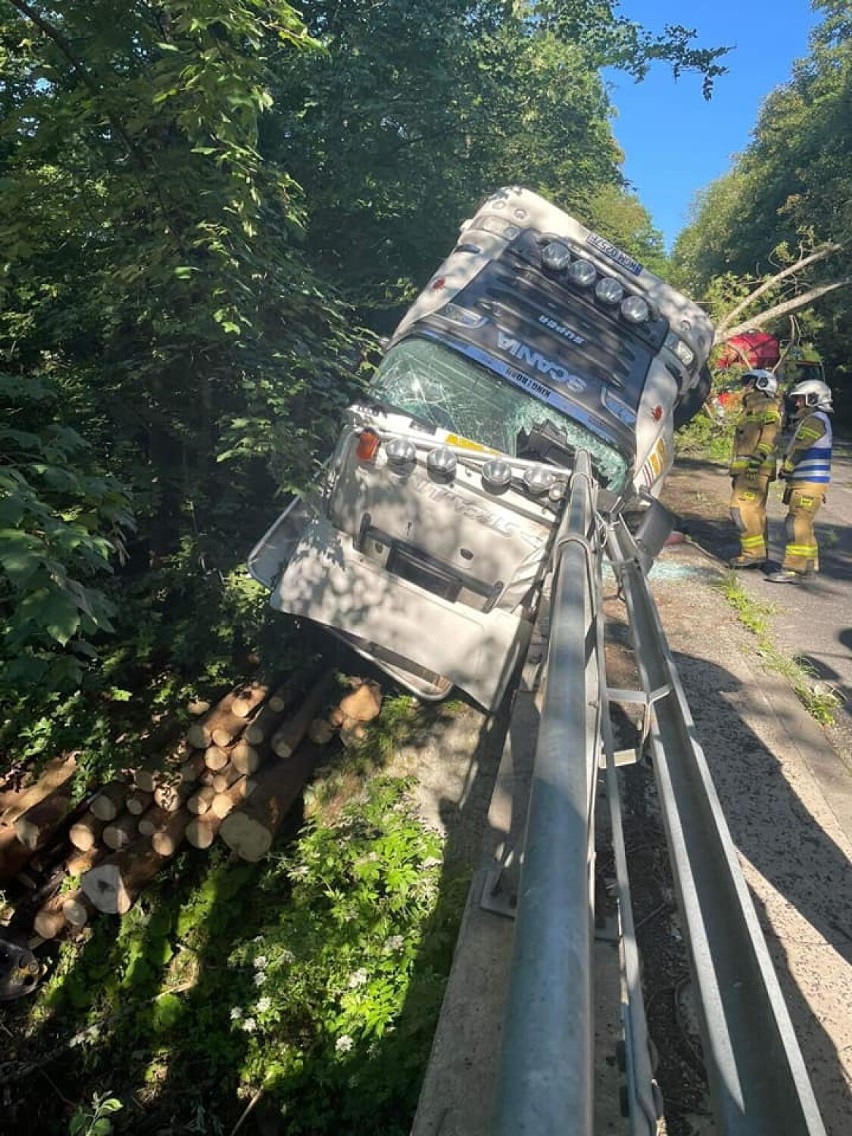 Groźny wypadek w Ślemieniu. Na ulicy Zakopiańskiej samochód ciężarowy wpadł do rowu i zawisł na krawędzi mostu. ZDJĘCIA!
