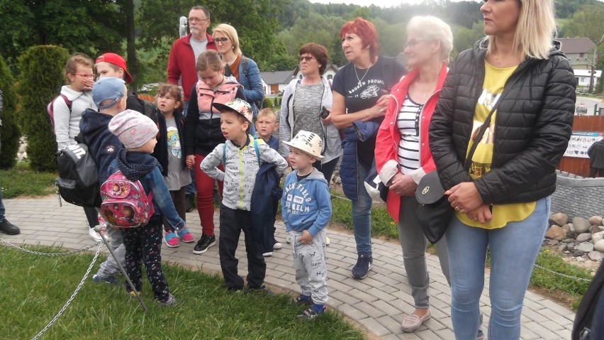 Młodzi mieszkańcy Sławutowa i okolic na Dzień Dziecka (2019) pojechali do Kaszubskiego Parku Miniatur do Stryszej Budy