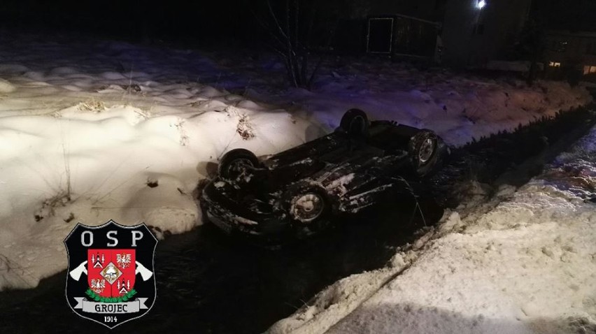 Regulice. Samochód dachował i wpadł do potoku. Jego pasażer zaatakował policjanta [ZDJĘCIA]