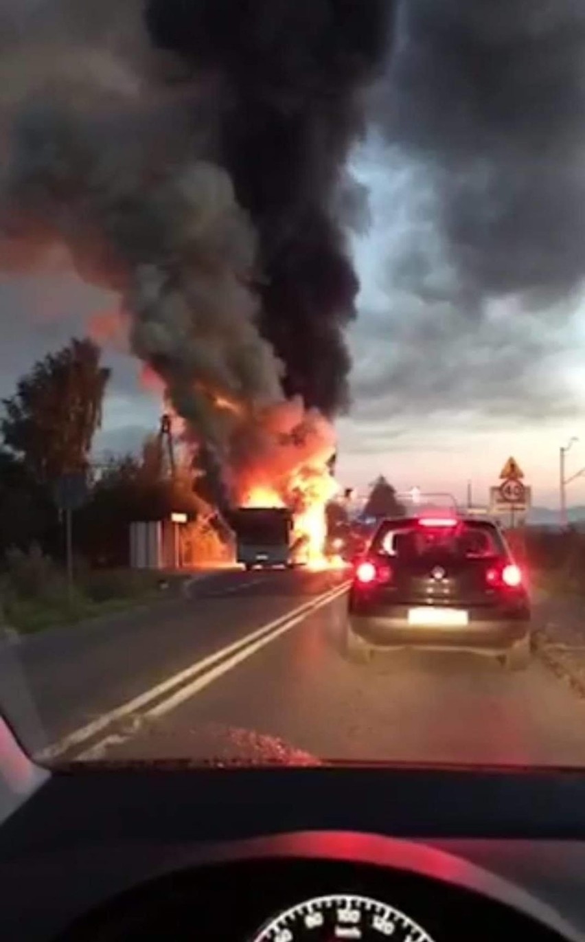 Groźny pożar autobusu w Wieprzu.


Zobacz kolejne zdjęcia....