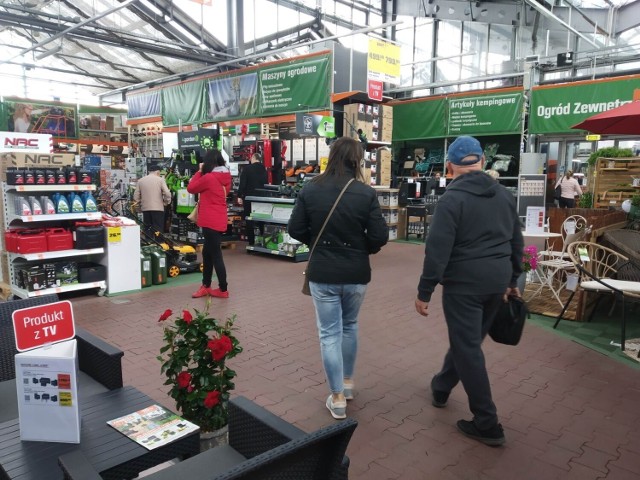 W sobotę przed południem był spory ruch w marketach budowlanych. Zobaczcie zdjęcia na kolejnych slajdach.