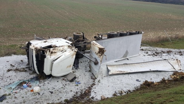 Za kierownicą ciężarowego DAF-a siedział 31-letni kierowca z woj. dolnośląskiego. 
-&nbsp;Mężczyzna stracił panowanie nad pojazdem i doprowadził do wywrócenia się całego zestawu - relacjonuje Jarosław Waligóra, rzecznik krapkowickiej policji. 

Zobacz też: Wypadek na DK94 w Suchej

