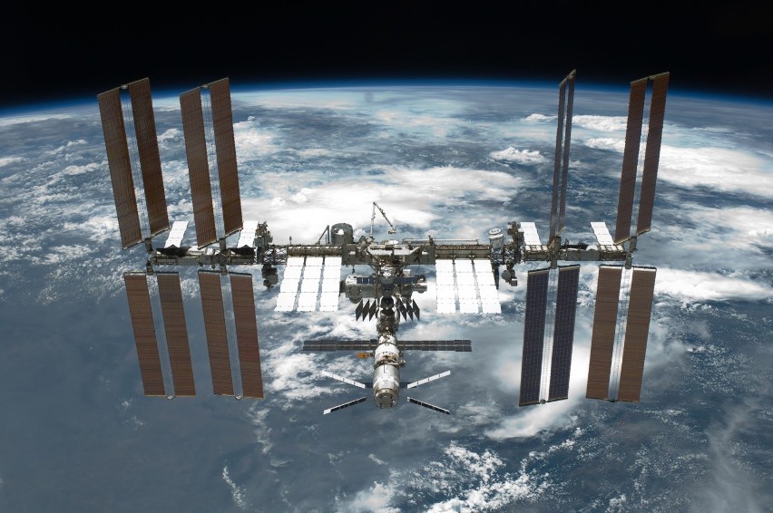 Źródłem zasilania ISS są widoczne na jej skrzydłach baterie...