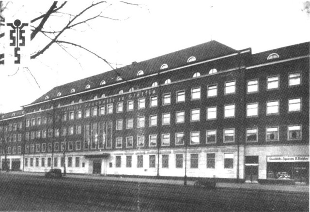 Przed drugą wojną światową w tej części miasta wzniesiono jeden z najnowocześniejszych budynków w mieście. 16 listopada 1935 roku zakończono budowę nowoczesnego gmachu Miejskiej Kasy Oszczędności (Städtische Sparkasse) przy ówczesnym Königsplatz 16.