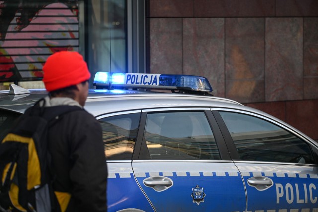 Ciechanowscy policjanci ukarali mandatem 19-latka za zakłócanie ciszy nocnej. Mężczyzna stwierdził jednak, że został niesłusznie ukarany.