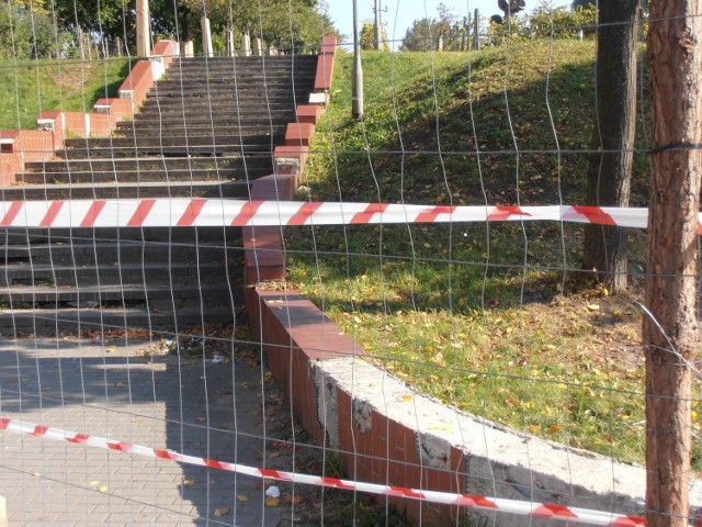 Na Winne Wzgórze już nie wejdziemy. Ruszyły prace rewitalizacyjne tego terenu. Cały teren jest ogrodzony. Prace potrwają do maja 2018 roku. Pojawią się tu m. in. kaskady wodne, fontanny, labirynt z żywopłotu i pokazowa piwnica winiarska.